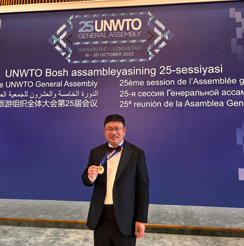 在大会现场,保继刚教授佩戴尤利西斯奖章留影.jpg 在大会现场,保继刚教授佩戴尤利西斯奖章留影.jpg