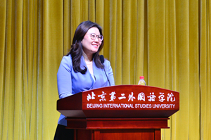 王锐作报告_副本.jpg 王锐作报告_副本.jpg